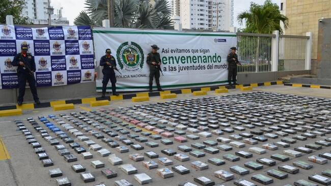 En un contenedor de 40 pies de altura, se ubicaron 37 sacos, mezclados con preparación aglutinantes para moldes. Foto: Cortesía Policía Metropolitana de Cartagena