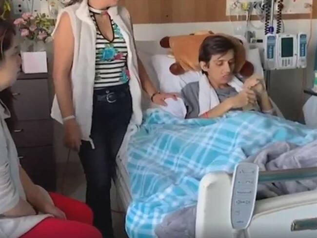 Julián Sáenz es un joven de 26 años que está viviendo un drama en Australia debido a extraña enfermedad.. Foto: Captura