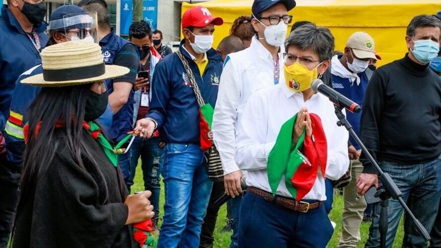 La alcaldesa se reunió con líderes de la minga en el Palacio de los Deportes. Foto: Alcaldía de Bogotá.