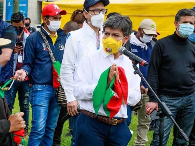 La alcaldesa se reunió con líderes de la minga en el Palacio de los Deportes. Foto: Alcaldía de Bogotá.