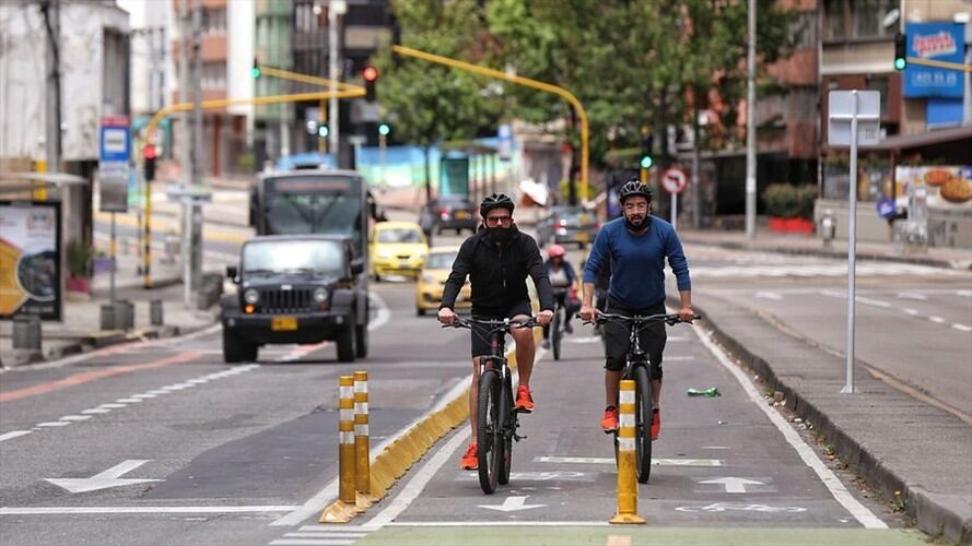 La Alcaldía de Bogotá expidió dos decretos que buscan mejorar la seguridad de los ciclistas en la ciudad. Foto: Colprensa