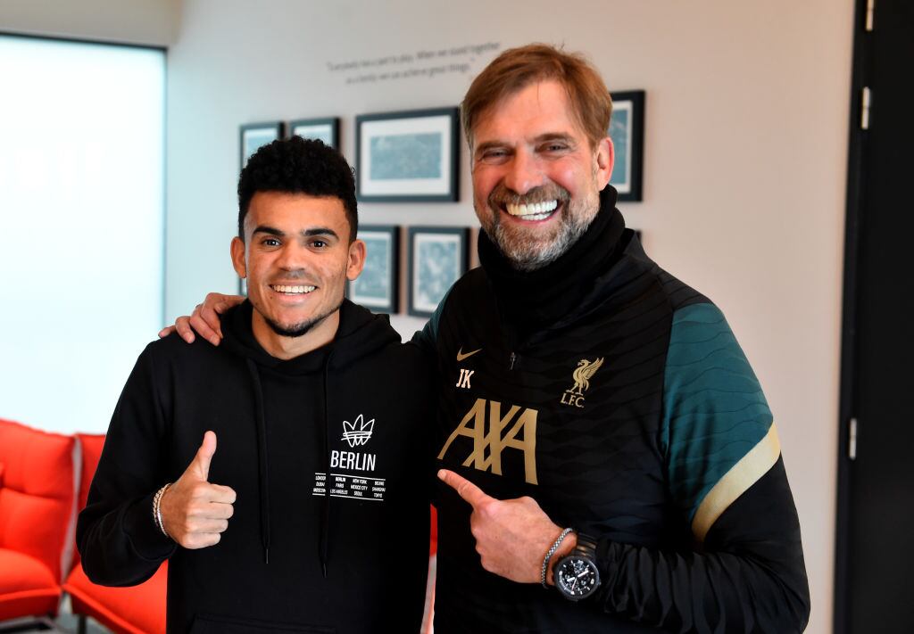 Luis Díaz con el técnico Jürgen Klopp  (Photo by Andrew Powell/Liverpool FC via Getty Images)