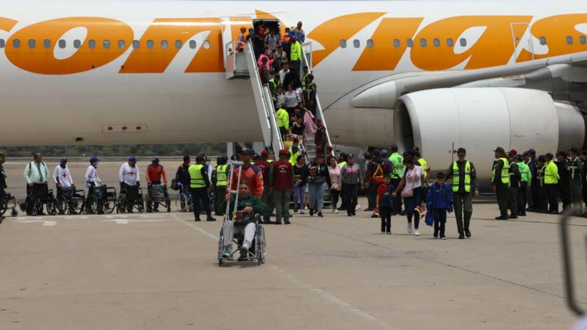 Aterrizó en Venezuela vuelo de migrantes desde Estados Unidos entre tensiones por espacio aéreo