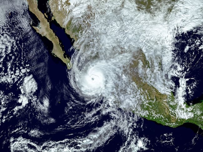 Ághata se intensifica a huracán categoría dos en el Pacífico mexicano