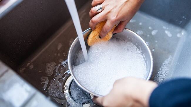 Ojo a los beneficios del lavaplatos. Foto: Getty Images