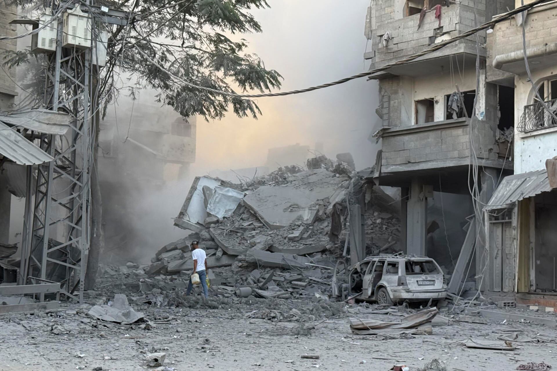 BUREIJ (GAZA Y CISJORDANIA), 19/10/2025.- Un hombre camina por los escombros tras uno de los ataques lanzados este domingo por Israel en Gaza. Concretamente contra el campamento de refugiados de Bureij, en el centro de la Franja de Gaza, donde se produjo al menos un muerto, según informó a EFE el Hospital al Adwa. El Ejército israelí lanzó este domingo varios ataques aéreos, en los que mató al menos a 20 personas, en diferentes zonas de la Franja de Gaza tras los supuestos enfrentamientos entre milicianos gazatíes y tropas israelíes de esta mañana, según informaron a EFE fuentes de los hospitales del enclave palestino. EFE/Str