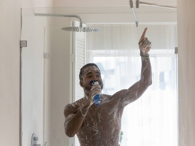 Hombre enjabonado en la ducha (Getty Images)