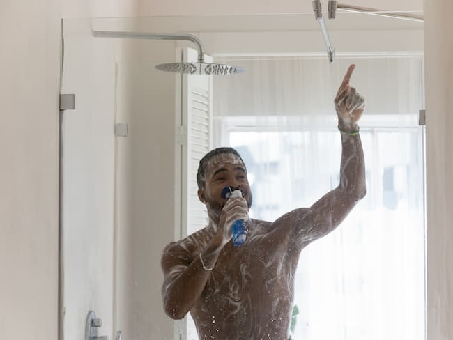 Hombre enjabonado en la ducha (Getty Images)