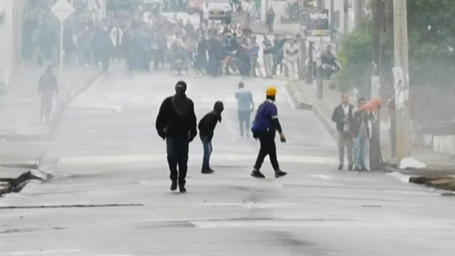 Encapuchados alteran el orden público en la Universidad del Cauca en Popayán . Foto: Cortesía José Marulanda