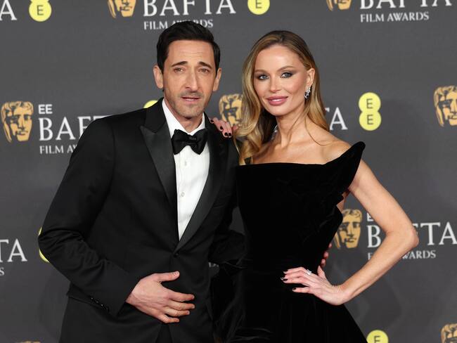 LONDON (United Kingdom), 16/02/2025.- (L-R) Adrien Brody and Georgina Chapman pose on the red carpet at the 2025 EE BAFTA Film Awards at the Royal Festival Hall in London, Britain, 16 February 2025. The ceremony is hosted by the British Academy of Film and Television Arts (BAFTA). (Cine, Reino Unido, Londres) EFE/EPA/ANDY RAIN