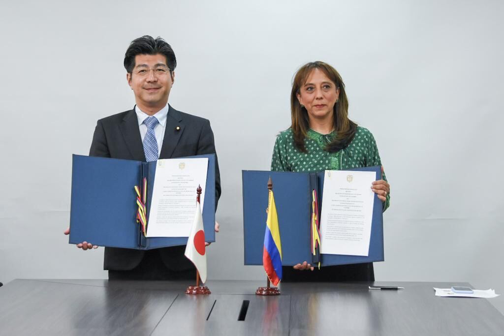 La viceministra de Desarrollo Empresarial de Colombia, Soraya Caro Vargas, y el viceministro del Parlamentario de Economía, Comercio e Industria de Japón, Satomi Ryuji. Foto: Ministerio de Comercio.