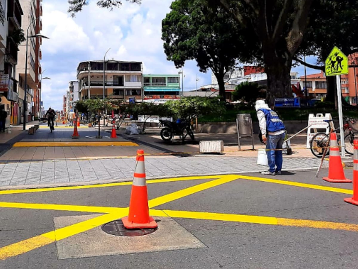 Qué significa la X amarilla pintada en intersecciones: Restricciones y multa por incumplir