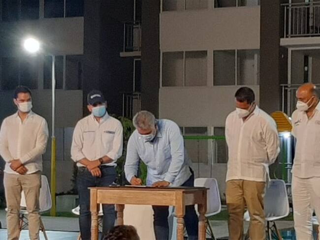 El presidente Iván Duque aseguró que la ley permite que los municipios habiliten tierras. Foto: Ministerio de Vivienda