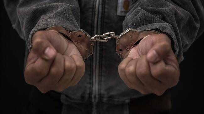 ‘Yeison’ asumió como cabecilla del componente armado y segundo en la estructura del ‘Los Caparros’ después de la entrega voluntaria por parte de ‘Evangélico’. Foto: Getty Images / BOONCHAI WEDMAKAWAND