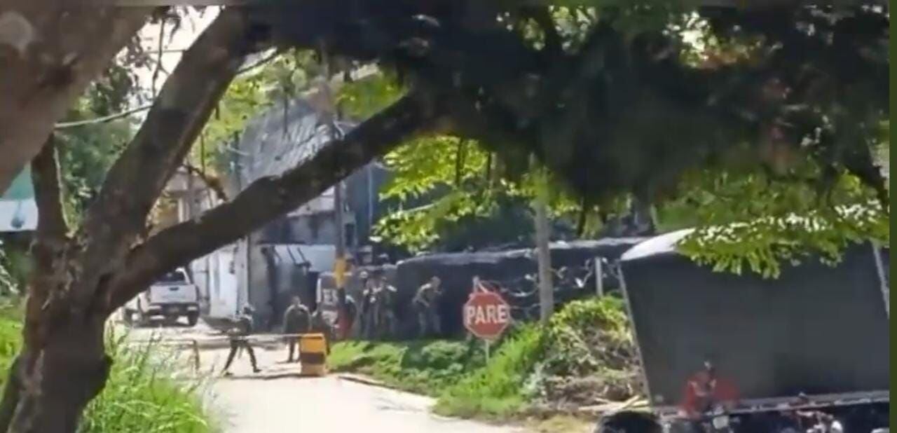 Al menos 20 hombres, al parecer de las disidencias de las Farc, estructura Jaime Martínez dispararon ráfagas de fusil. Crédito: Sucesos Cauca.