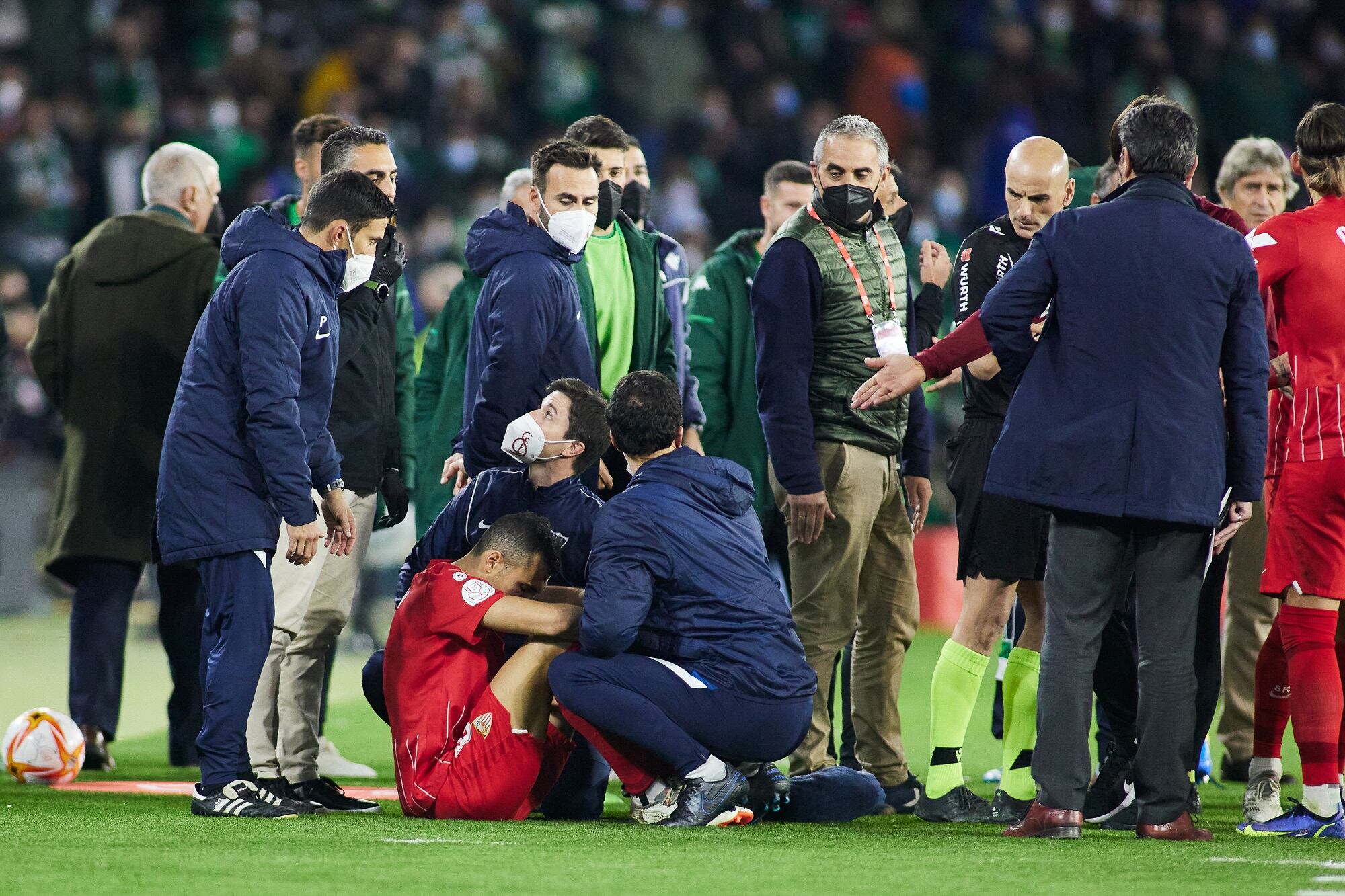 Jugador del Sevilla Joan Jordan fue agredido con un palo en el partido ante el Betis