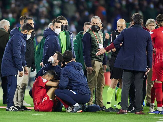 Jugador del Sevilla Joan Jordan fue agredido con un palo en el partido ante el Betis