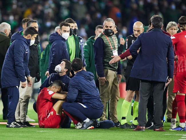 Jugador del Sevilla Joan Jordan fue agredido con un palo en el partido ante el Betis