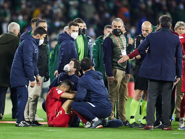 Jugador del Sevilla Joan Jordan fue agredido con un palo en el partido ante el Betis