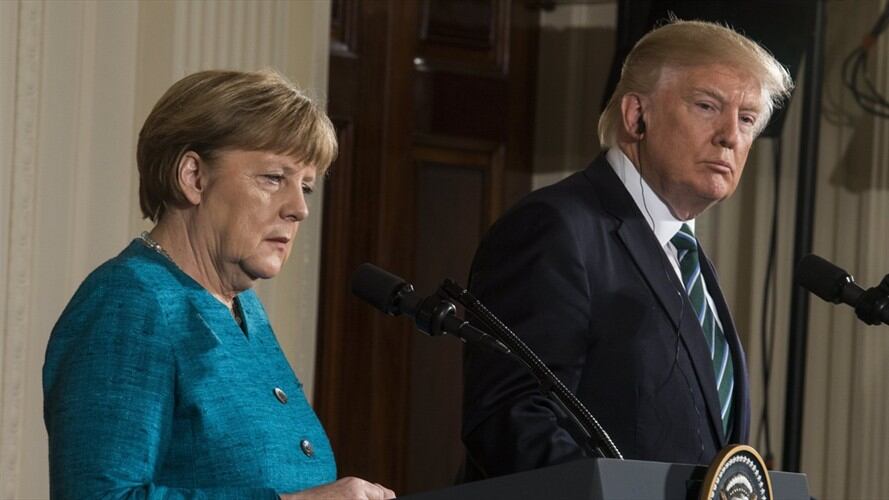 El presidente de EE.UU., Donald J. Trump (d), y la canciller alemana, Angela Merkel (i), durante una rueda de prensa conjunta tras su reunión en la Sala Este de la Casa Blanca en Washington, Estados . Foto: Agencia EFE
