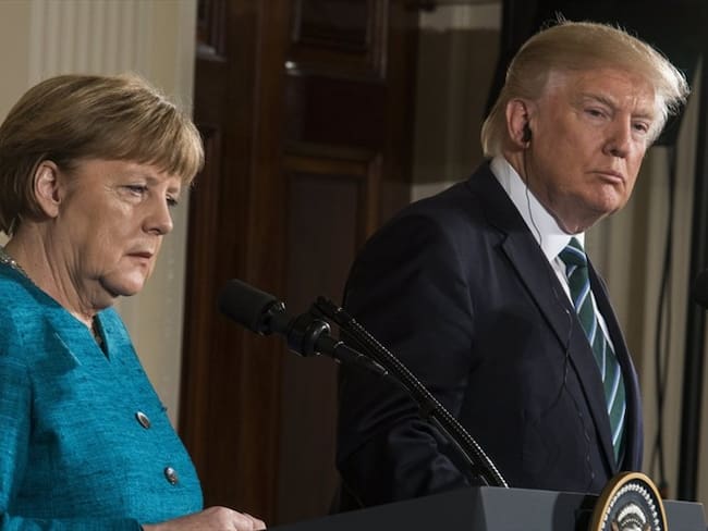 El presidente de EE.UU., Donald J. Trump (d), y la canciller alemana, Angela Merkel (i), durante una rueda de prensa conjunta tras su reunión en la Sala Este de la Casa Blanca en Washington, Estados . Foto: Agencia EFE