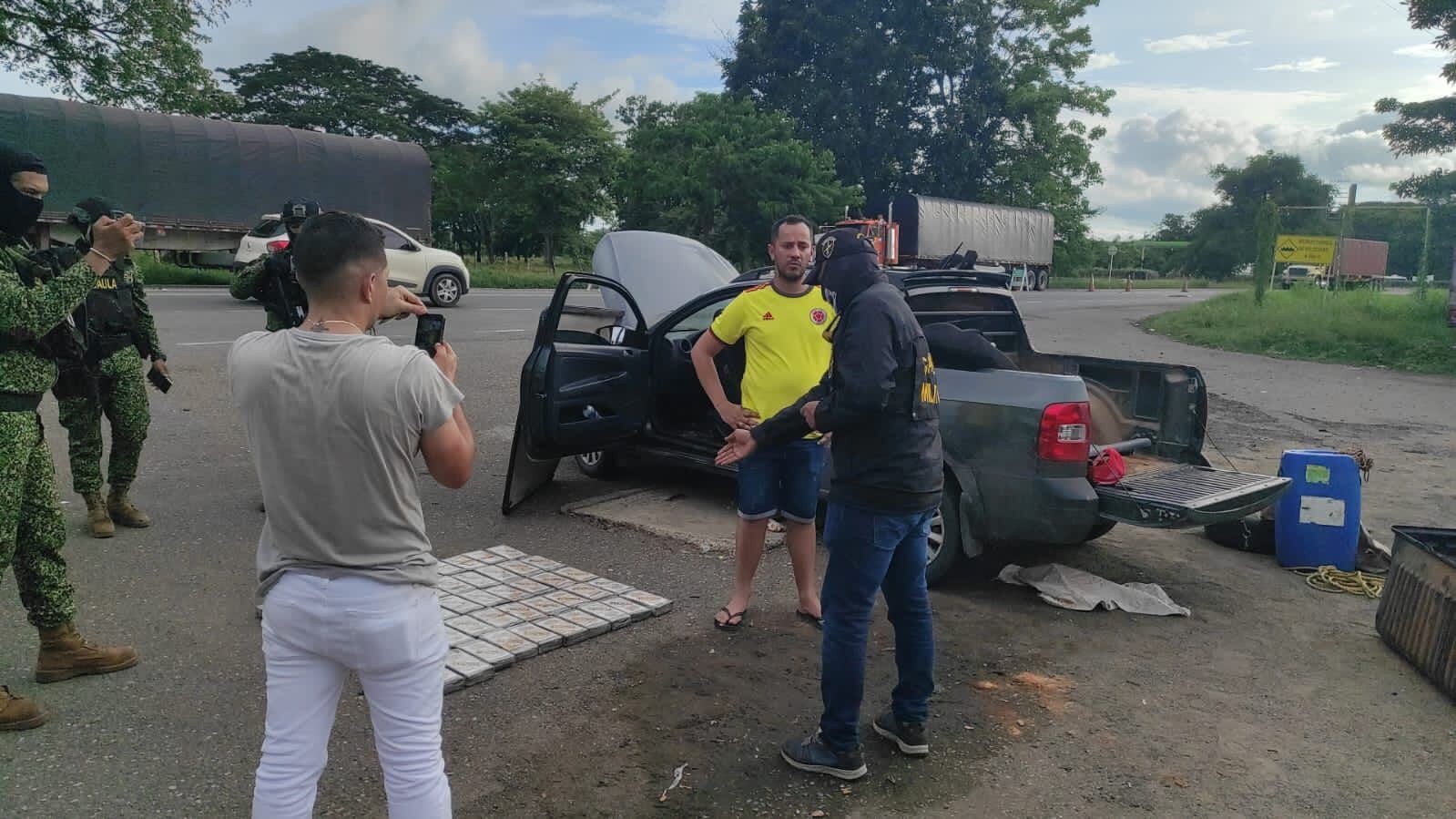 En un puesto de registro y control fue capturado un subintendente de la Policía que al parecer transportaba cocaína forrada en plástico. Foto: Policía Nacional