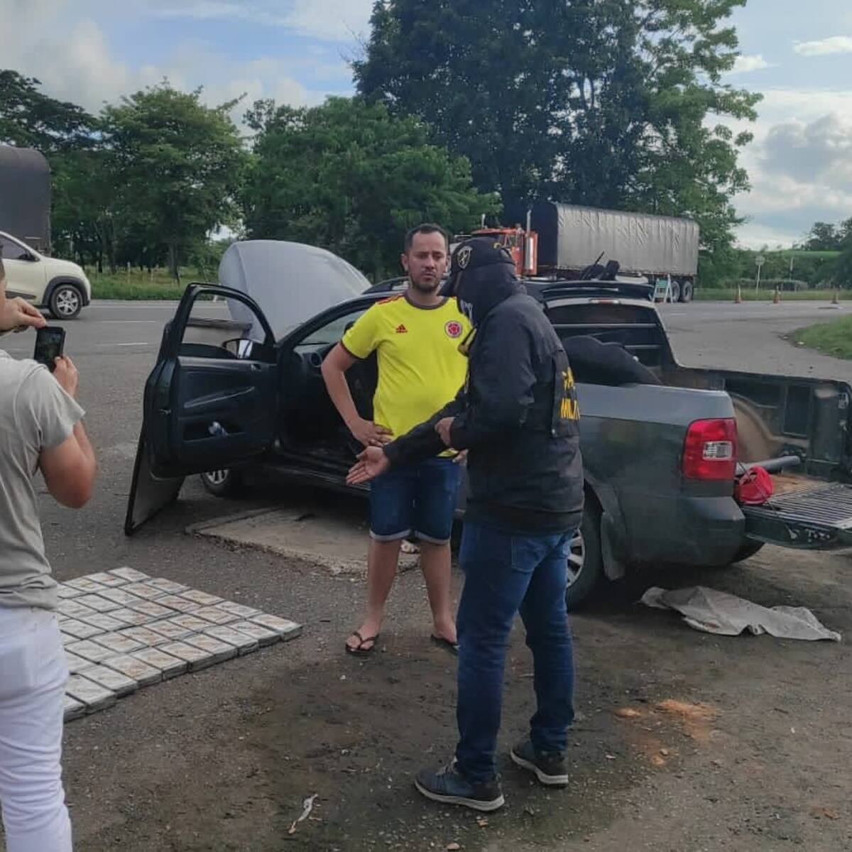 Fue capturado un policía que presuntamente transportaba cocaína en un vehículo