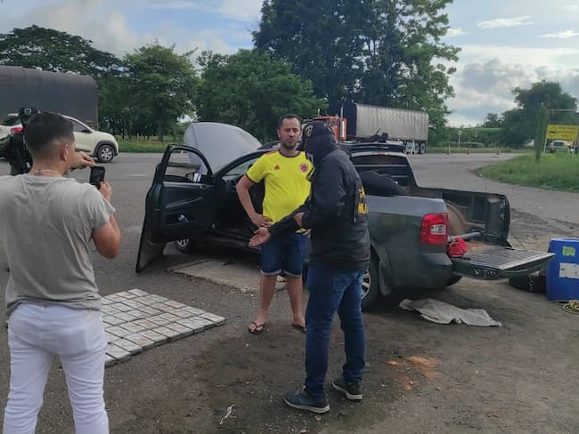 En un puesto de registro y control fue capturado un subintendente de la Policía que al parecer transportaba cocaína forrada en plástico. Foto: Policía Nacional