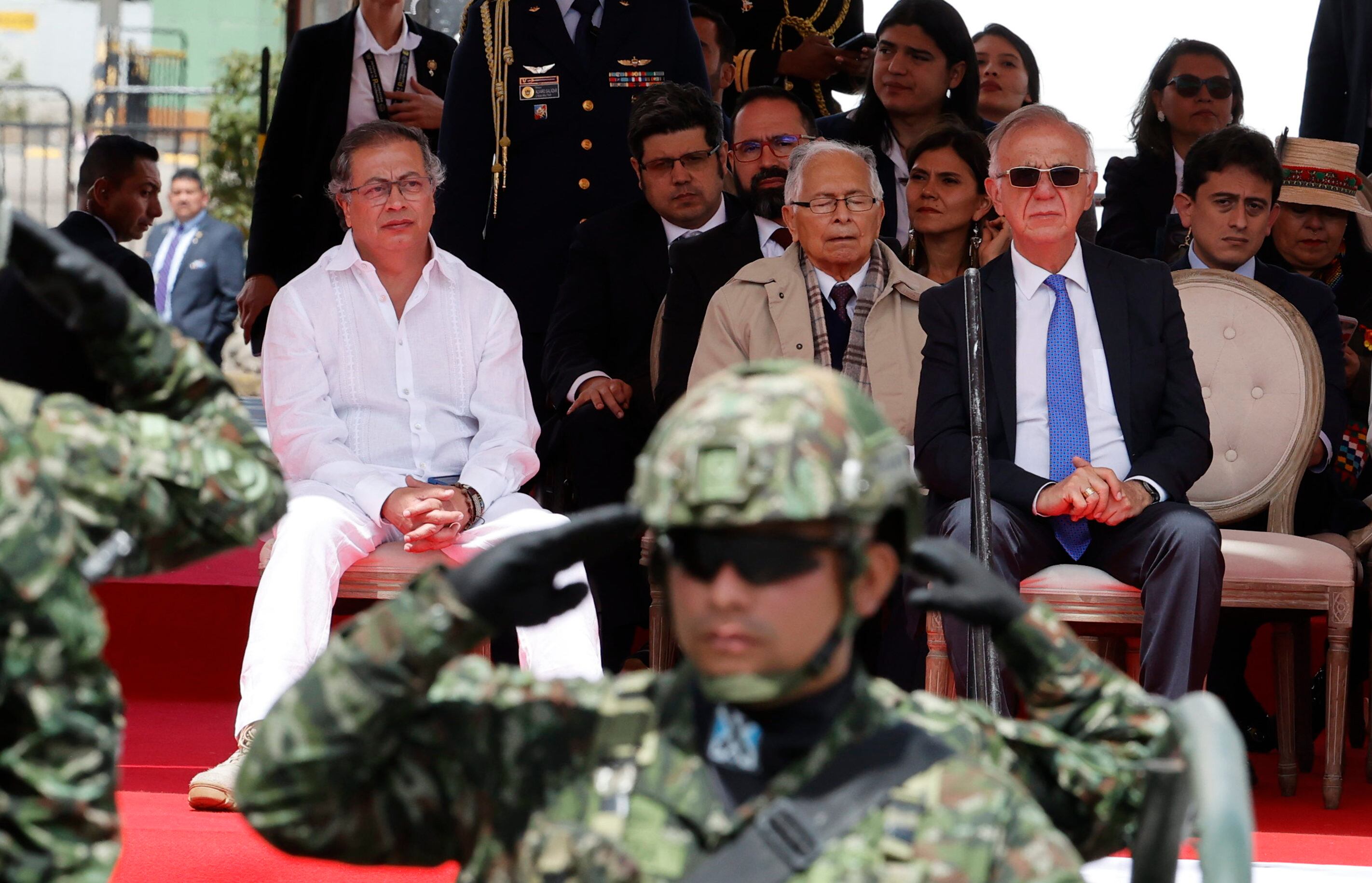 El presidente colombiano, Gustavo Petro (i), y el ministro de Defensa, Iván Velásquez (d). Foto: EFE.