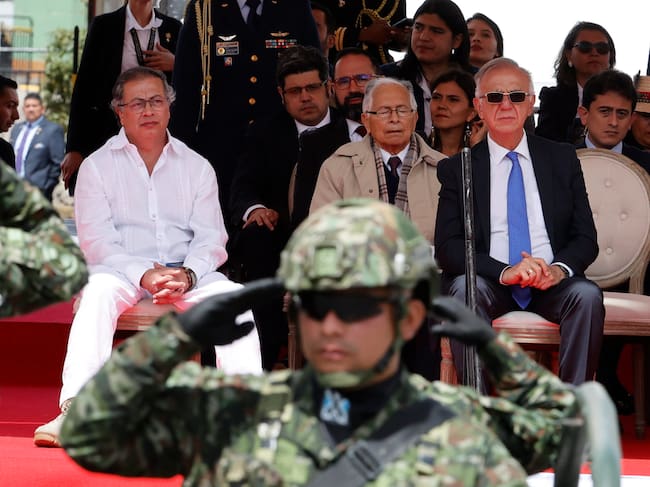 El presidente colombiano, Gustavo Petro (i), y el ministro de Defensa, Iván Velásquez (d). Foto: EFE.