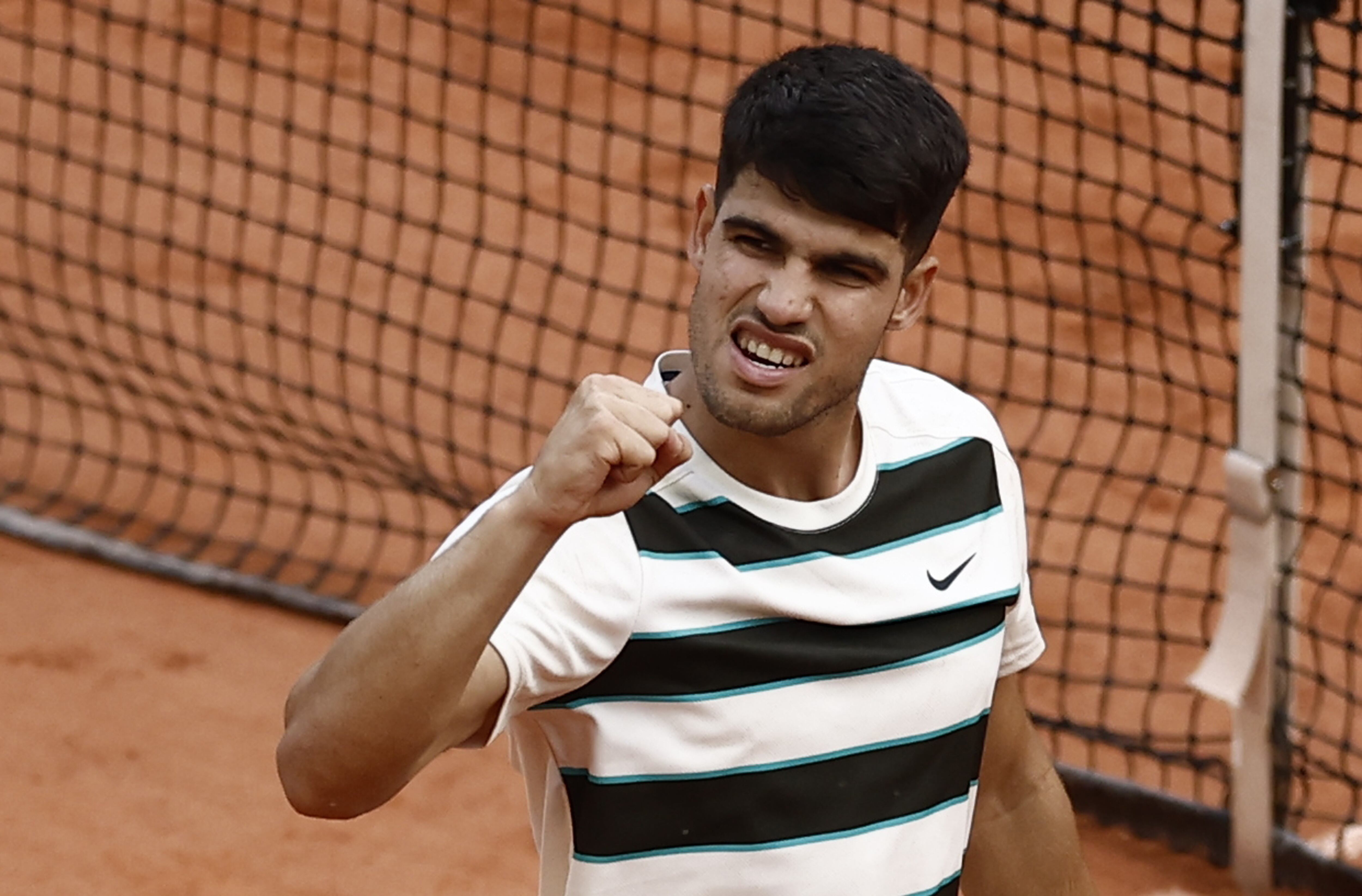 PARIS (France), 01/06/2025.- Carlos Alcaraz of Spain celebrates after winning his Men's 4th round match against Ben Shelton of USA at the French Open Grand Slam tennis tournament at Roland Garros in Paris, France, 01 June 2025. (Tenis, Abierto, Francia, España) EFE/EPA/YOAN VALAT