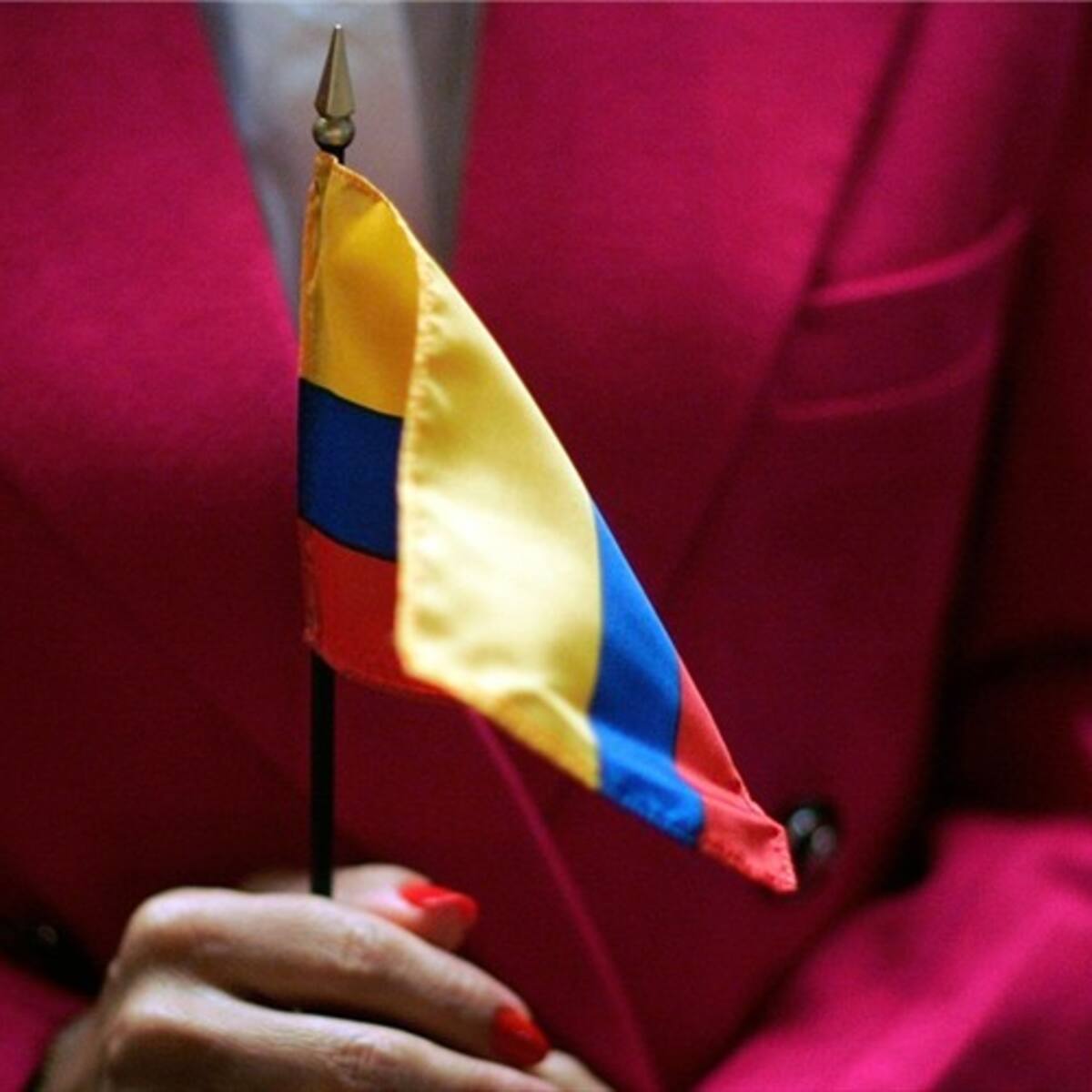 Poco a poco Cancillería conforma embajada en Venezuela con diplomáticos de carrera