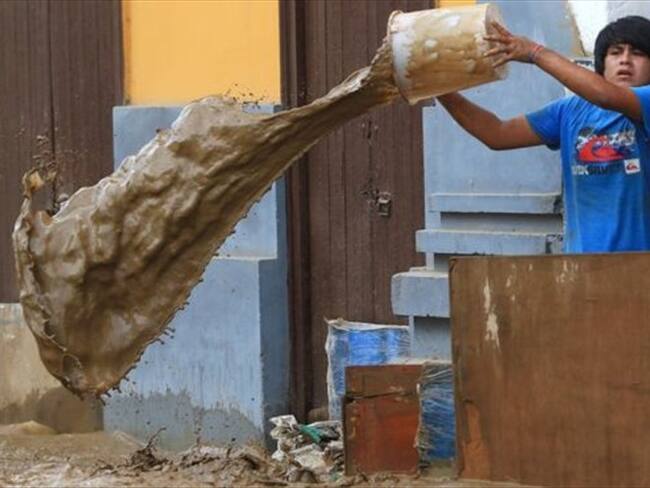 La gente usa todo lo que tiene a la mano para salvar sus propiedades. Imagen tomada de BBC Mundo.
