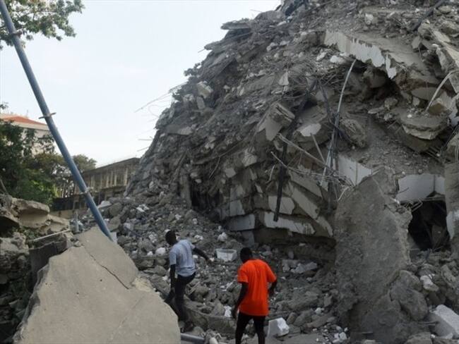 Edificio de 21 pisos colapsó en Nigeria. Foto: AFP