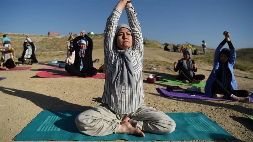 En diálogo con Sigue La W, la primera mujer en tener un centro de yoga en Afganistán expresó su preocupación por un posible régimen talibán.. Foto: WAKIL KOHSAR/AFP via Getty Images