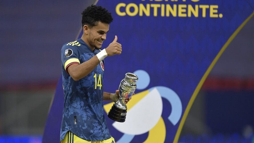 Luis Díaz con el trofeo del tercer puesto en la Copa América 2021. Foto: Pedro Vilela/Getty Images