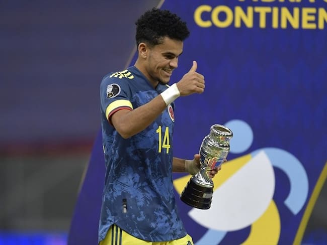 Luis Díaz con el trofeo del tercer puesto en la Copa América 2021. Foto: Pedro Vilela/Getty Images