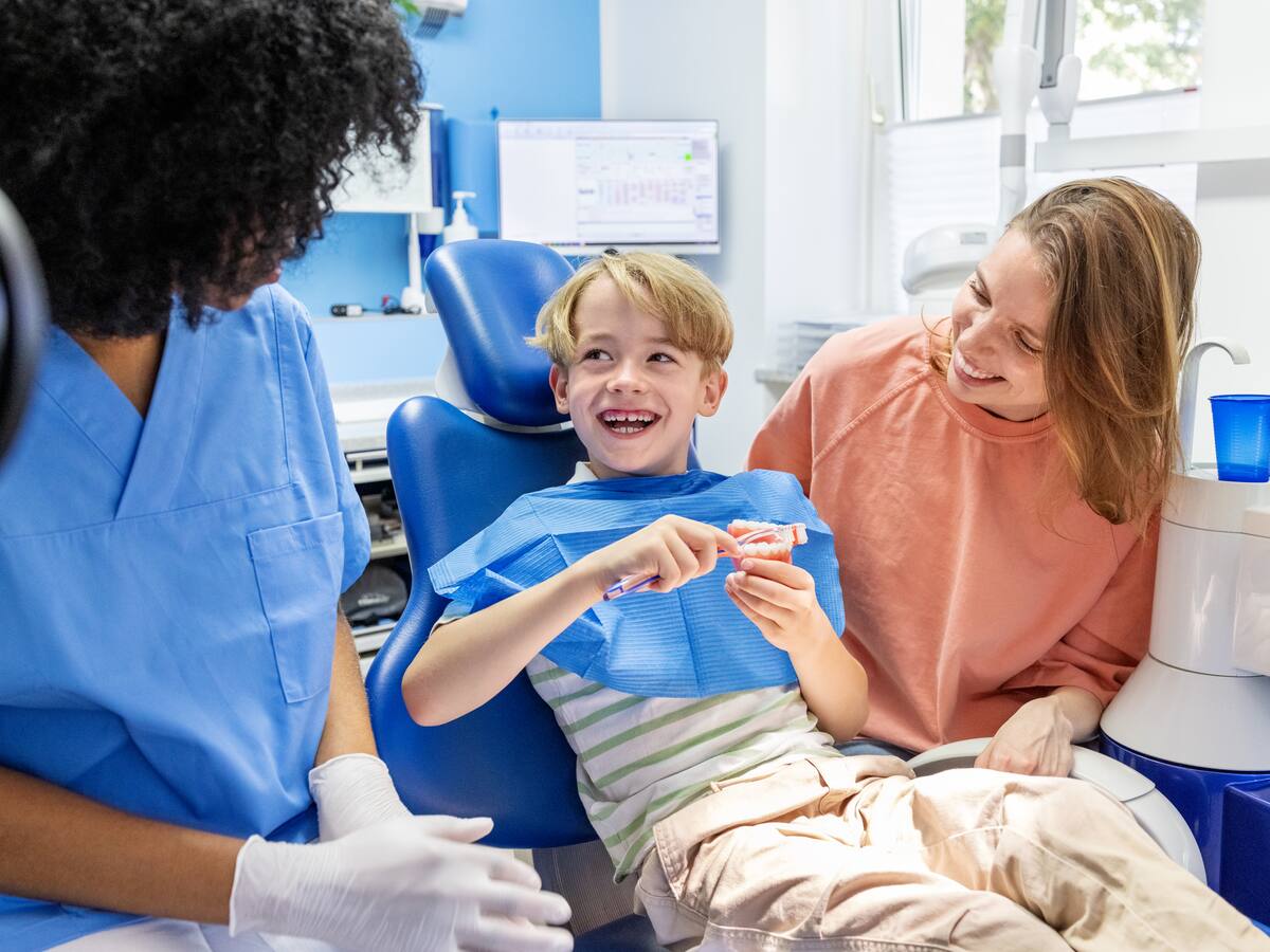 ¿Cuándo debe asistir por primera vez un menor a una consulta de odontología? Odontopediatra explicó