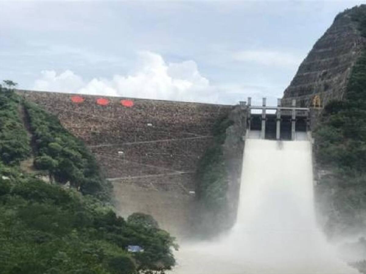 Abren compuertas del embalse de Topocoro, en Santander