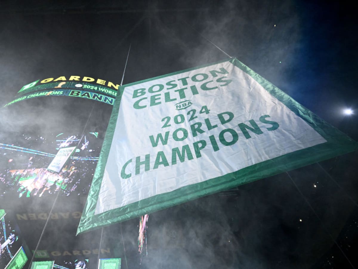 Celtics recibieron anillos de campeones y subieron al TD Garden el cartel del título