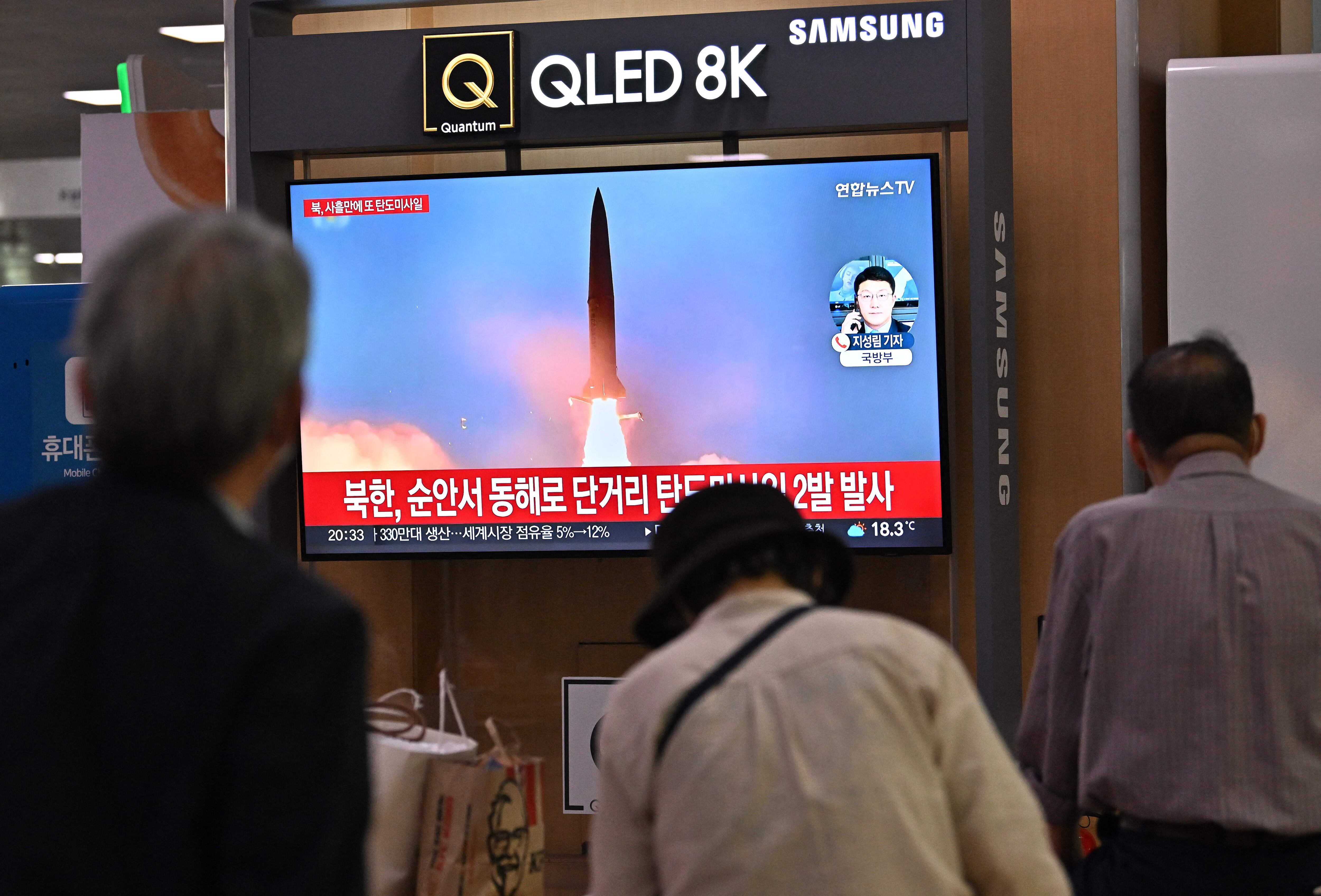 Una pantalla de televisión muestra una transmisión de noticias con imágenes de archivo de una prueba de misiles de Corea del Norte. (Photo by JUNG YEON-JE/AFP via Getty Images)