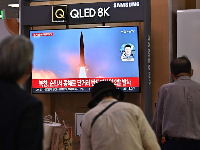 Una pantalla de televisión muestra una transmisión de noticias con imágenes de archivo de una prueba de misiles de Corea del Norte. (Photo by JUNG YEON-JE/AFP via Getty Images)