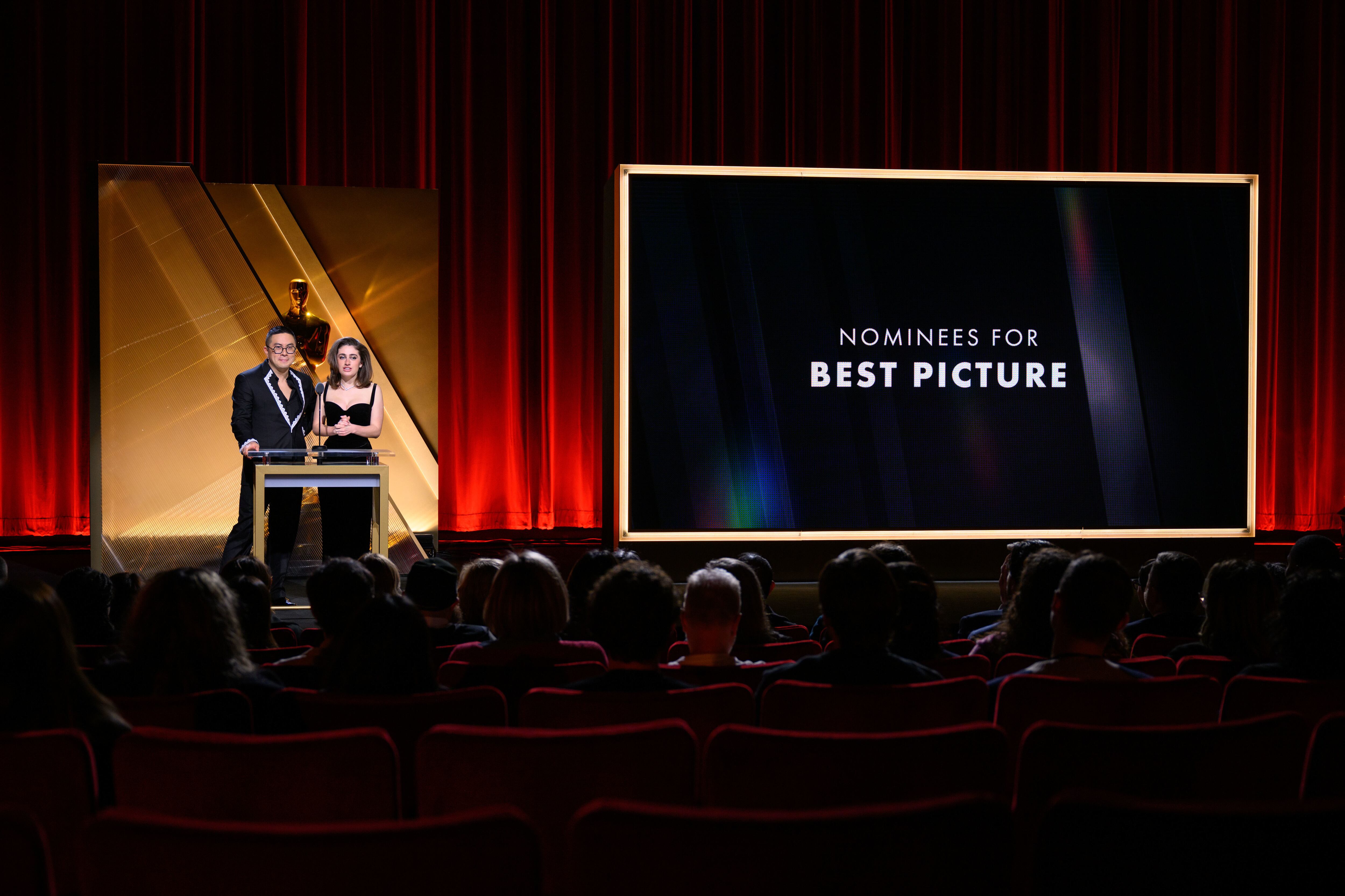 BEVERLY HILLS, CALIFORNIA - 23 DE ENERO: Bowen Yang y Rachel Sennott presentan las nominadas a Mejor Película para la la 97.ª edición de los Oscars, en el Samuel Goldwyn Theater. (Richard Harbaugh/The Academy vía Getty Images)