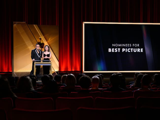 BEVERLY HILLS, CALIFORNIA - 23 DE ENERO: Bowen Yang y Rachel Sennott presentan las nominadas a Mejor Película para la la 97.ª edición de los Oscars, en el Samuel Goldwyn Theater. (Richard Harbaugh/The Academy vía Getty Images)