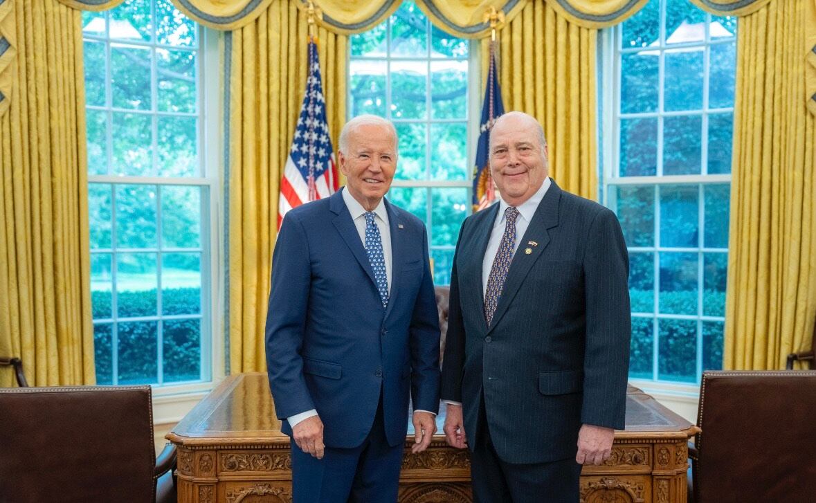 Presidente de Estados Unidos, Joe Biden y el embajador Daniel García Peña. Foto: Embajada de Colombia en Washington.