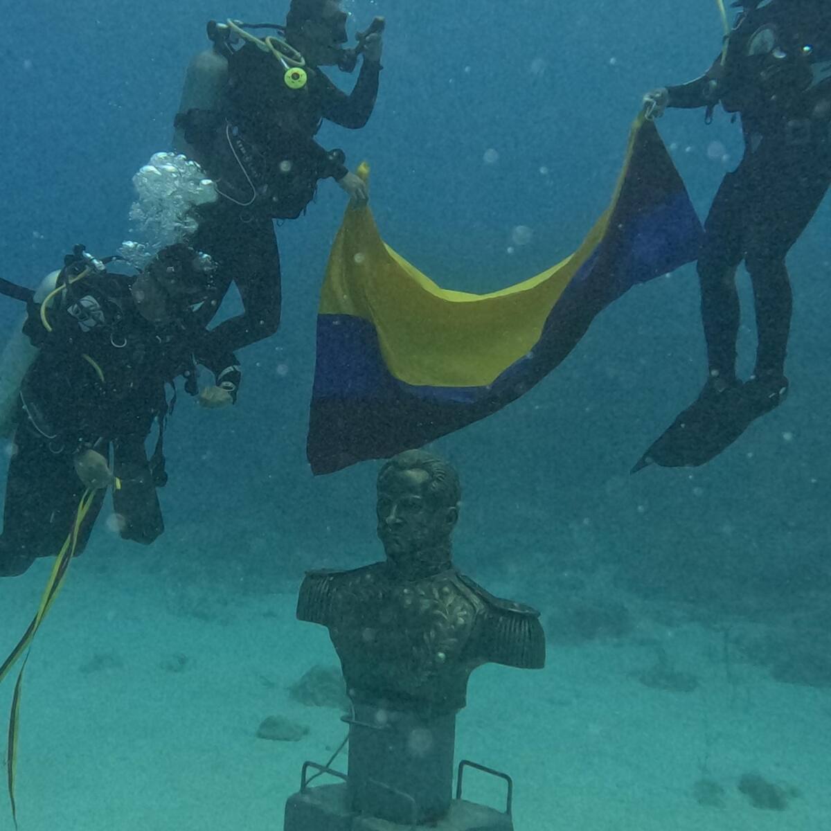 Armada de Colombia inauguró primer busto sumergido en el Mar Caribe