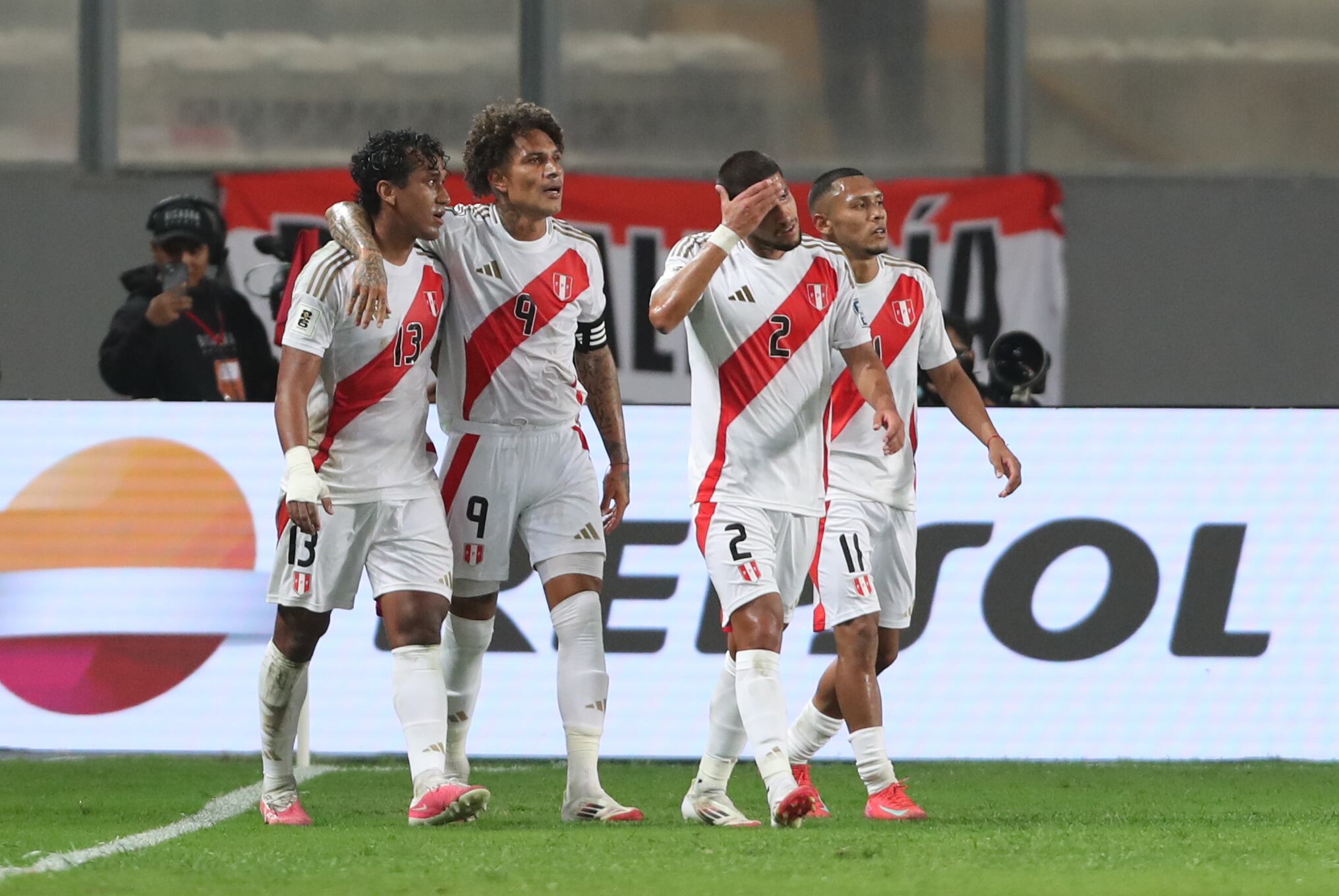 AMDEP3811. LIMA (PERÚ), 20/03/2025.- Paolo Guerrero (2-i) junto a Renato Tapia (i) y Luis Abram (c) de Perú celebran un gol este jueves, en un partido de las eliminatorias sudamericanas para el Mundial de 2026 entre las selecciones de Perú y Bolivia en el estadio Nacional del Perú (Perú). EFE/ Paolo Aguilar