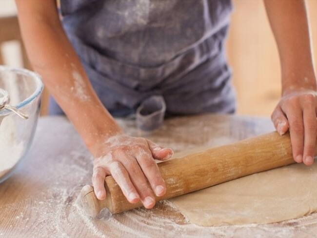 Foto de referencia de un hombre con un rodillo en una pizzería. Foto: Getty Images/Tom Merton