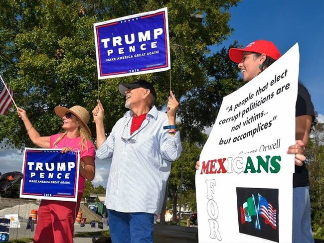 Seguidores del candidato republicano Donald Trump a las afueras de un colegio electoral. Foto: Agencia EFE/Scott A. Miller