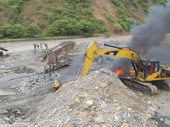 Las autoridades se desplazaron en tres aeronaves hasta la vereda Cajamarca, con el fin de finalizar las acciones ilegales realizadas para la extracción de oro. Foto: Ejército Nacional